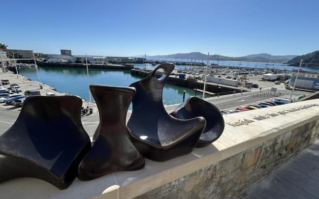 Escultura ‘Oroimena’ en Artzape, Getaria.