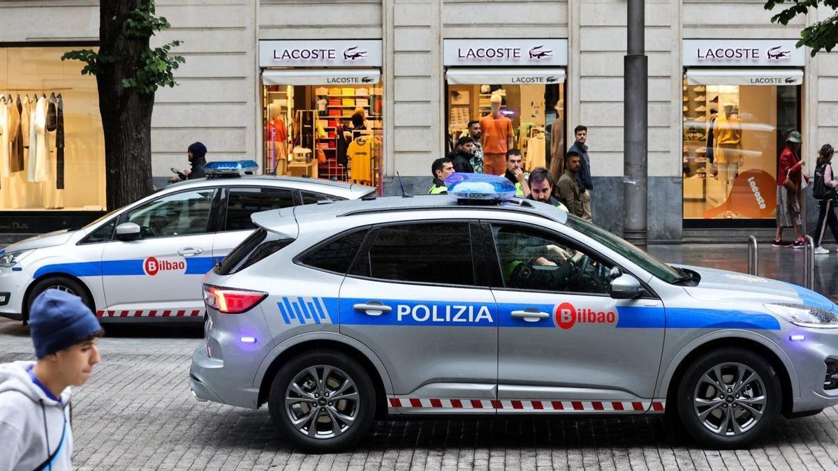 Vehículos de la Policía Municipal en Bilbao. Pankra Nieto