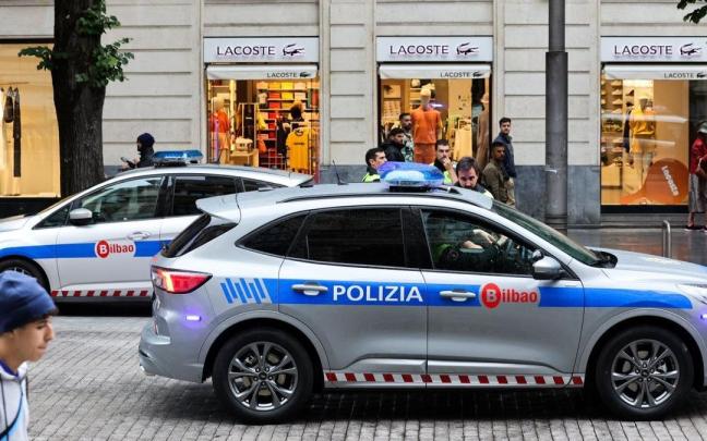 Vehículos de la Policía Municipal en Bilbao. Pankra Nieto