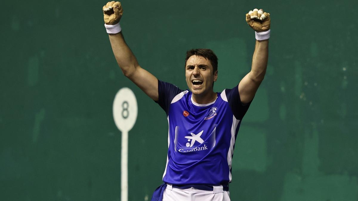 Peio Etxeberria vence a Aitor Elordi en los octavos de final del Cuatro y Medio de San Fermín en Eibar. JAVIER COLMENERO