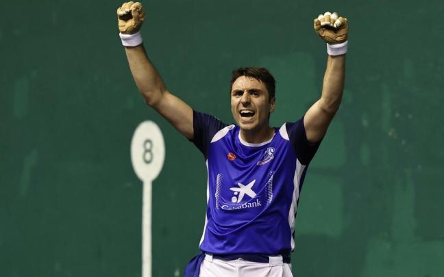 Peio Etxeberria vence a Aitor Elordi en los octavos de final del Cuatro y Medio de San Fermín en Eibar. JAVIER COLMENERO