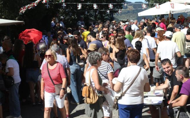 Los alrededores de la ermita del Calvario han sido un hervidero de gente a lo largo de la mañana.