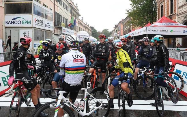 Tadej Pogacar, con el maillot arcoíris, portavoz del pelotón.