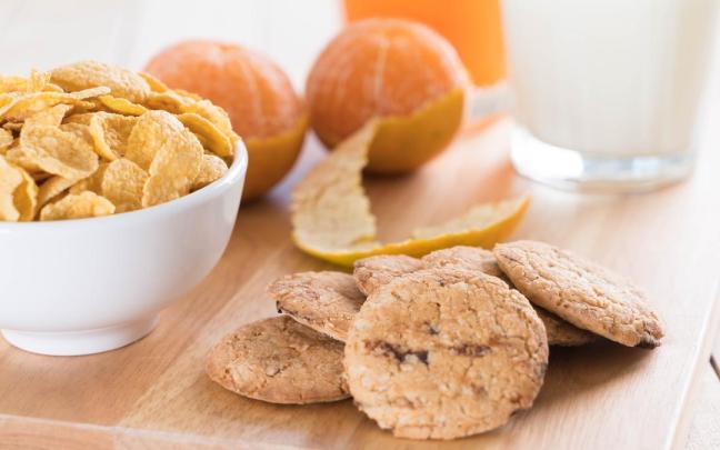 Mesa de desayuno con galletas, cereales, naranjas y un vaso de leche / Freepik Mesa de desayuno con galletas, cereales, naranjas y un vaso de leche