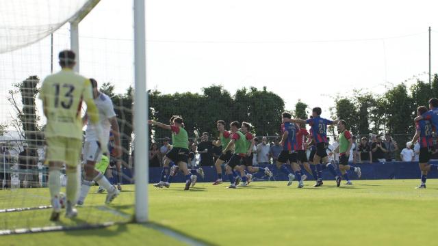 Sarriena festejó por todo lo alto el gol de Ander Blanco que da ventaja al Leioa en la eliminatoria. / MARKEL FERNÁNDEZ