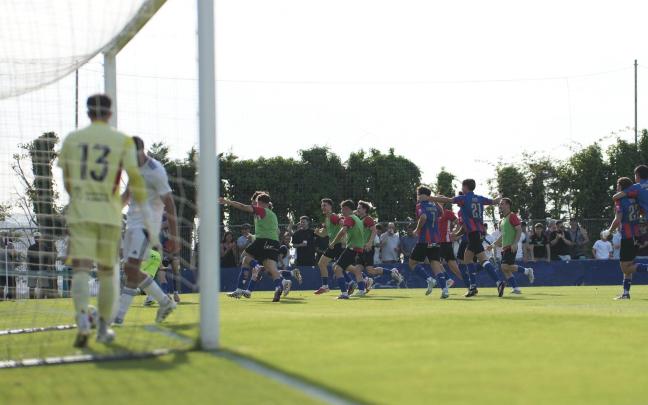 Sarriena festejó por todo lo alto el gol de Ander Blanco que da ventaja al Leioa en la eliminatoria. / MARKEL FERNÁNDEZ