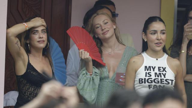Las actrices María León y Ester Expósito, durante un concierto de Bad Bunny en Madrid.