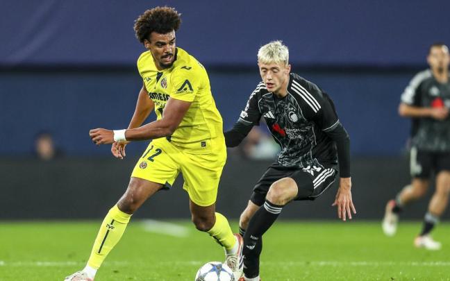 Renato Veiga, del Villarreal, frente a un jugador del Copenhague.