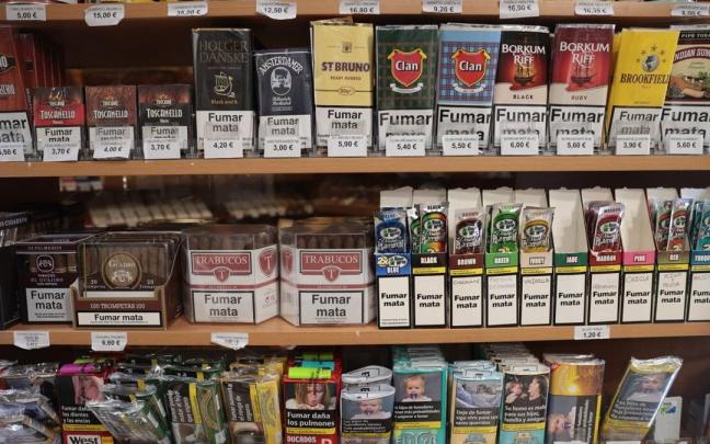Estantería con tabaco, en un estanco. Estantería con tabaco, en un estanco.
