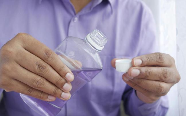 Imagen de un enjuague bucal. / Pexels Imagen de un enjuague bucal.