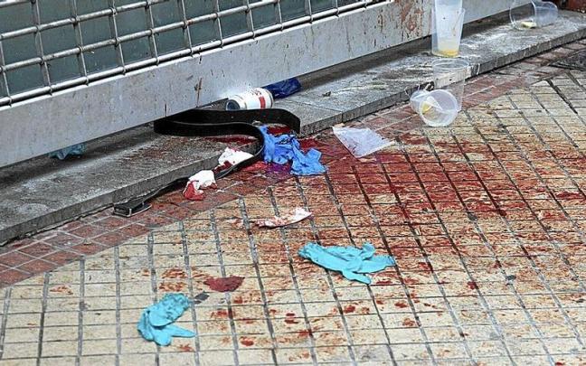 Restos de sangre tras un altercado con arma blanca en Vitoria.