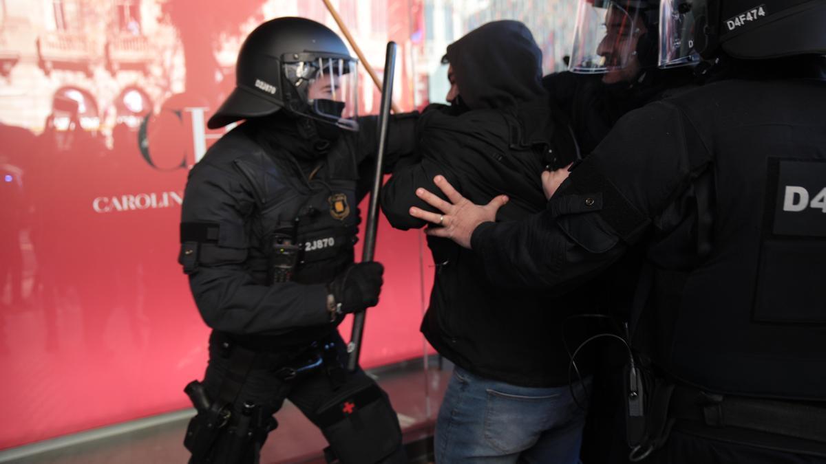 Cargas policiales de los Mossos d’Esquadra en Barcelona