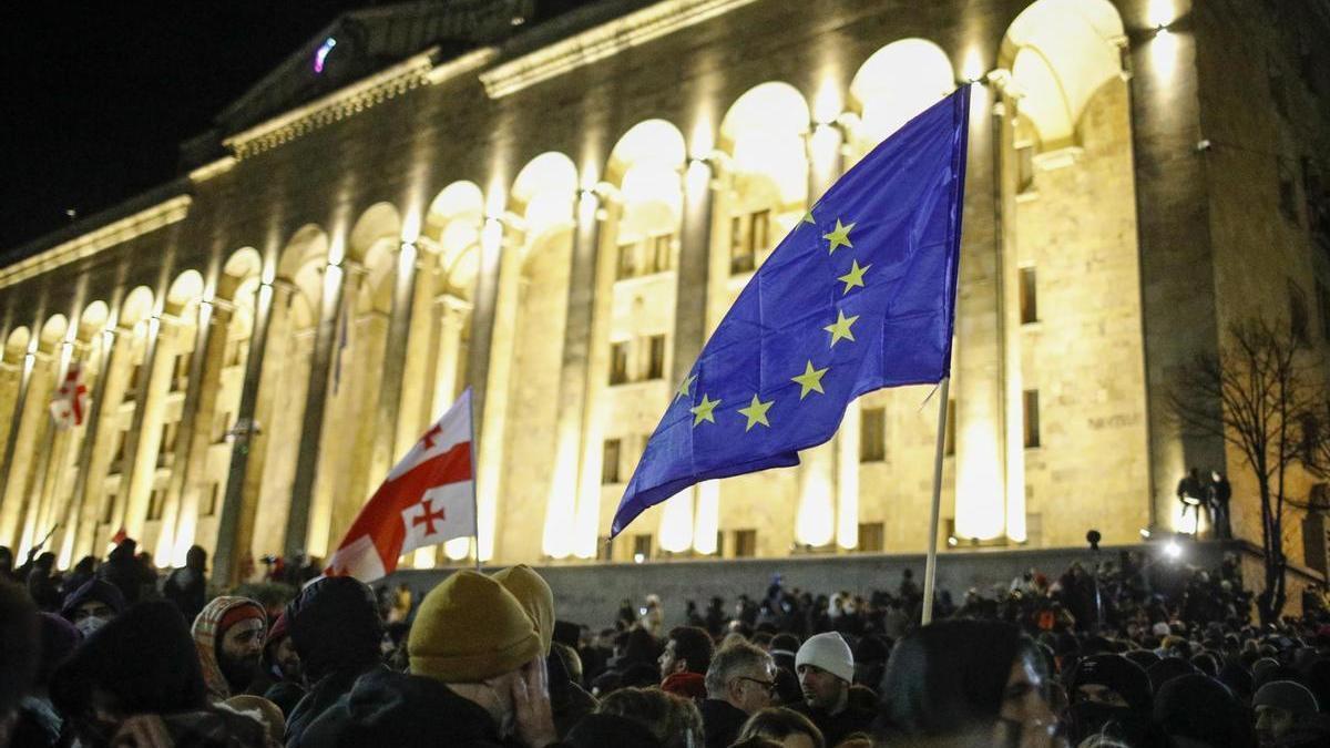 Los georgianas protestan ante el Parlamento.