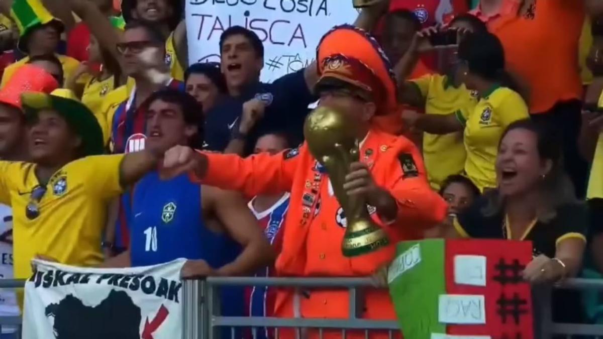 La bandera del acercamiento de los presos vascos en el vídeo de Shakira del Mundial