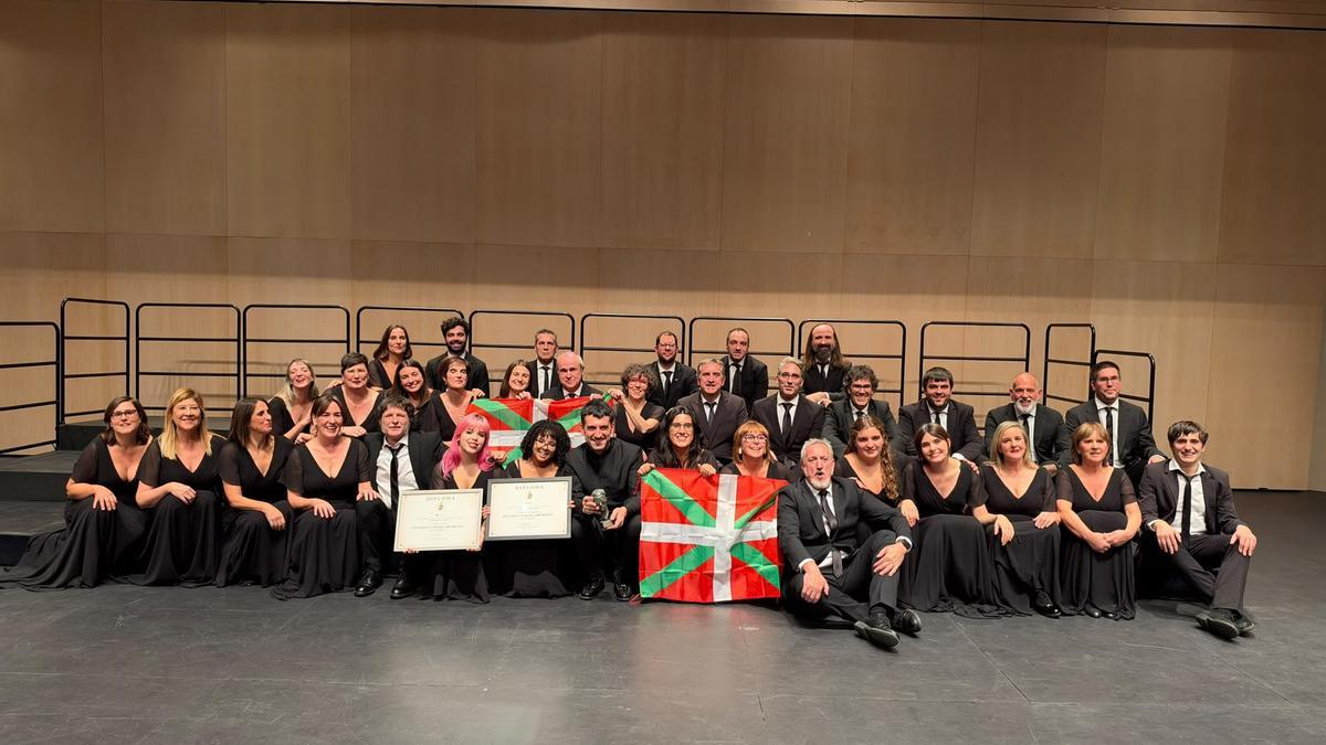 Además del pasaporte a Granada, Ganbara se ha embolsado 3.000 euros, un diploma y la escultura con el busto del compostitor burgalés al que está dedicado el concurso.