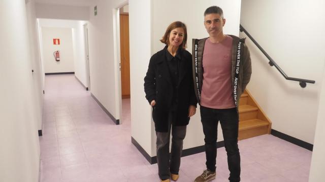 Nagore Alkorta y Mikel Odriozola, en el local de Enparan, que alberga 17 trasteros reapartidos en dos plantas.