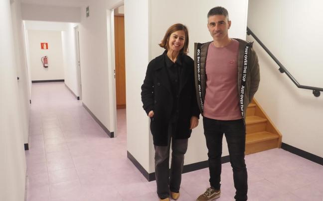 Nagore Alkorta y Mikel Odriozola, en el local de Enparan, que alberga 17 trasteros reapartidos en dos plantas.