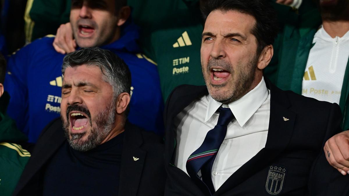 Gattuso y Gianluigi Buffon, quien ejerce como delegado de la selección italiana, cantan el himno.