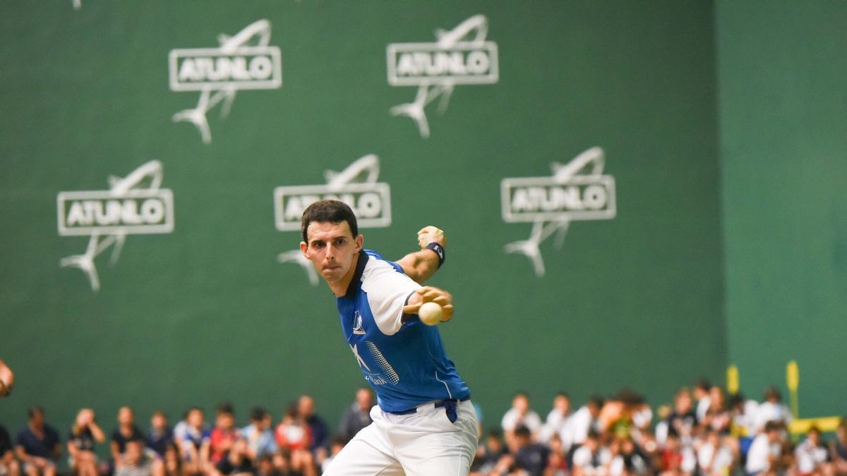 Altuna se dispone a golpear la pelota durante el partido jugado en el frontón Artza de Bermeo