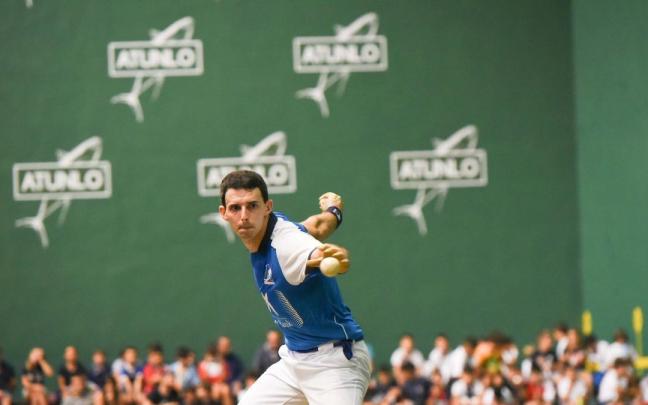 Altuna se dispone a golpear la pelota durante el partido jugado en el frontón Artza de Bermeo