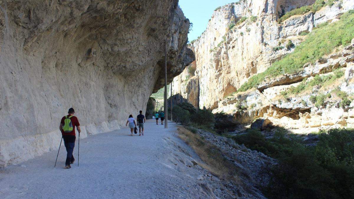 Paseantes por el trazado del antiguo recorrido del tren del Irati.