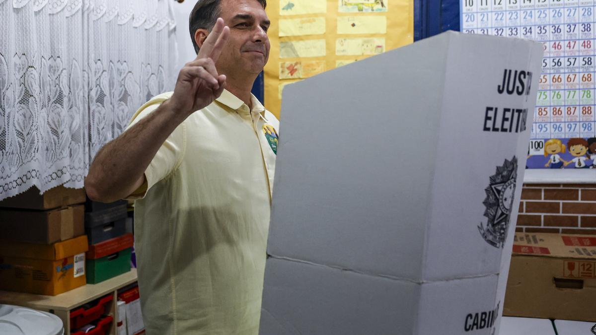 El candidato presidencial del Partido Liberal de Brasil, el senador ultraderechista Flávio Bolsonaro, ha ejercido ya su derecho a voto