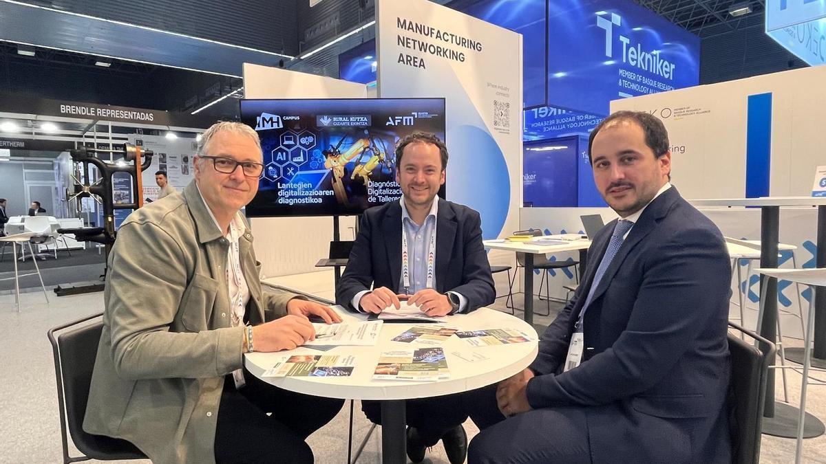 Zigor Esnaola, responsable de empresas e instituciones de IMH Campus, y Josu Labiano, jefe de zona de Gipuzkoa de Rural Kutxa, durante la firma del acuerdo.