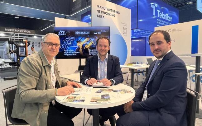 Zigor Esnaola, responsable de empresas e instituciones de IMH Campus, y Josu Labiano, jefe de zona de Gipuzkoa de Rural Kutxa, durante la firma del acuerdo.