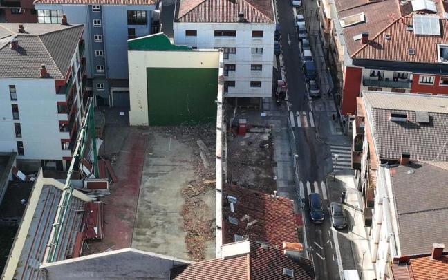 Trabajos de demolición en el frontón de Orio.