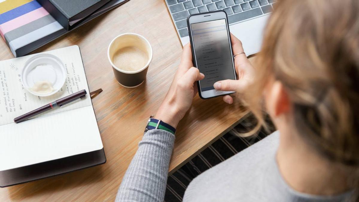 "¡Cuidado! Si te pillan con el móvil en el trabajo puedes..."