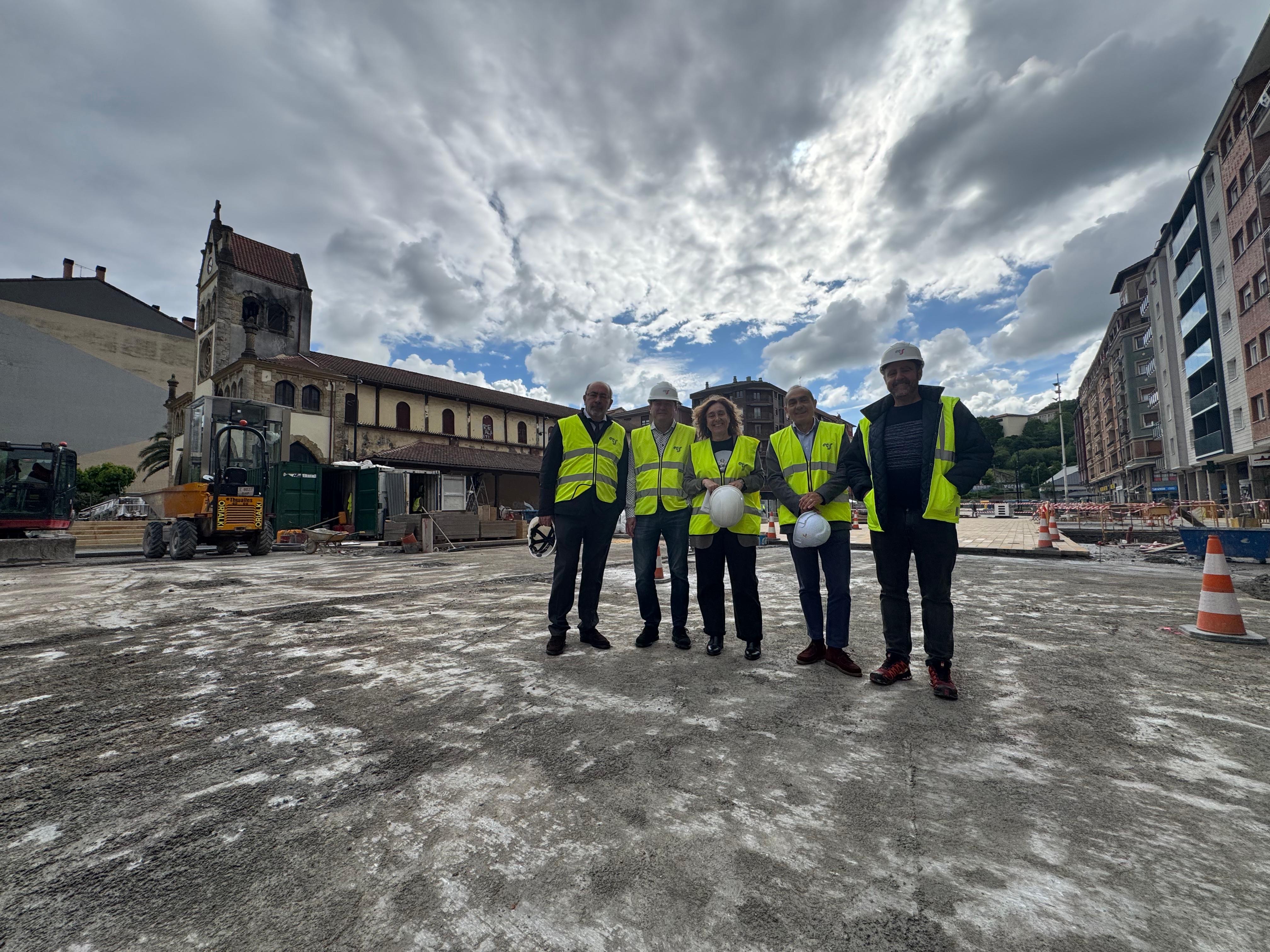Visita institucional, esta mañana, a las obras de la plaza Gure Zumardia de Pasai Antxo