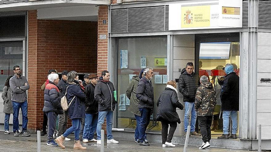 Personas hacen cola ante una oficina del SEPE en la localidad madrileña de Móstoles. | FOTO: E. PRESS