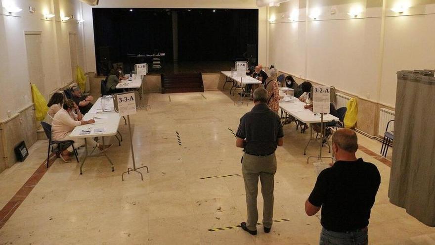Varias personas votan en un colegio electoral durante las pasadas elecciones vascas.