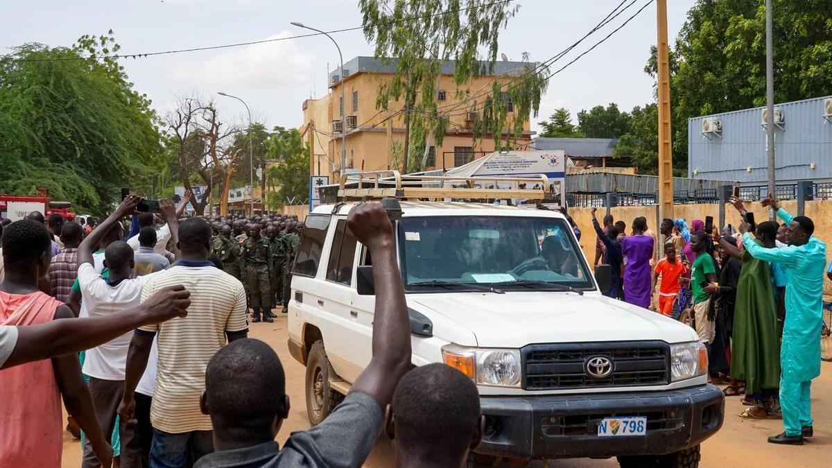Seguidores del general Abdourahamane Tiani animan a los golpistas en Niamey.