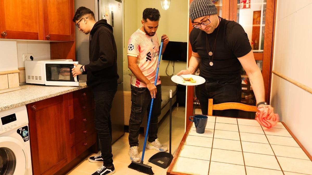 Estudiantes comparten piso.