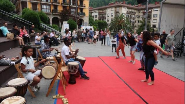 Música y baile, en la Fiesta de la Diversidad de Urretxu.