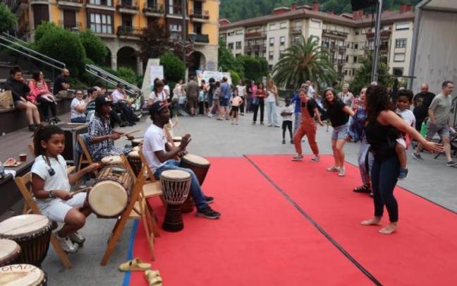 Música y baile, en la Fiesta de la Diversidad de Urretxu.