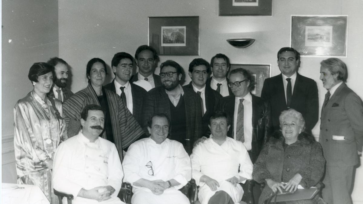 Imagen del archivo de Grupo Gourmets, con muchos rostros conocidos.