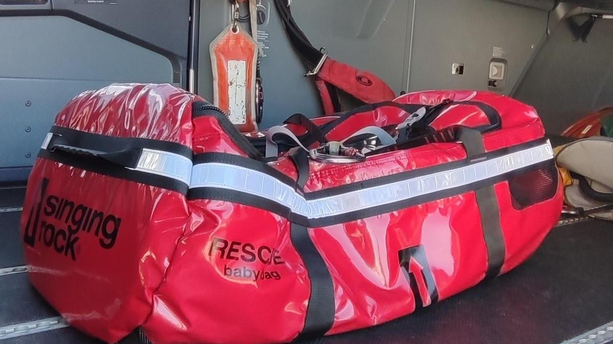Nueva bolsa-camilla de la Ertzaintza para rescate de menores.