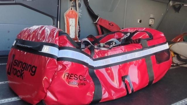 Nueva bolsa-camilla de la Ertzaintza para rescate de menores.