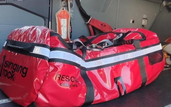 Nueva bolsa-camilla de la Ertzaintza para rescate de menores.