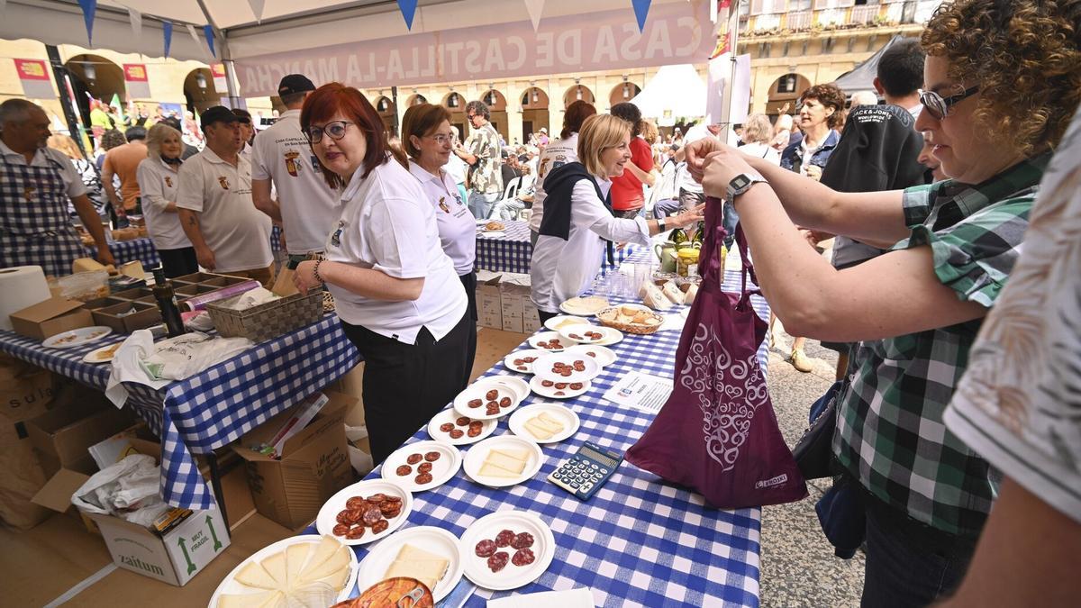 Las exquisiteces castellanomanchegas hicieron las delicias del público, hasta el punto de que el expositor se quedó sin existencias.
