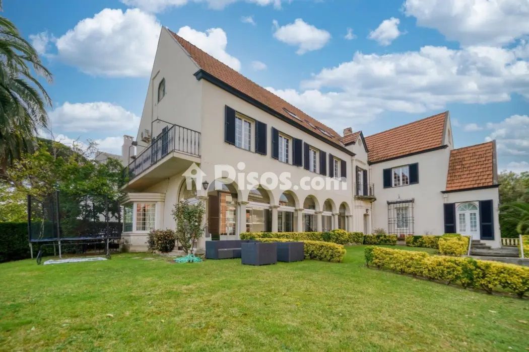 Esta villa de lujo en Areeta con 12 habitaciones se vende por 2.8 millones de euros.