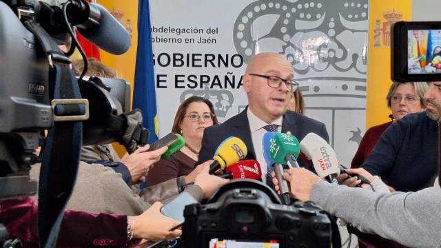 Manuel Fernández atendiendo a las preguntas de los periodistas