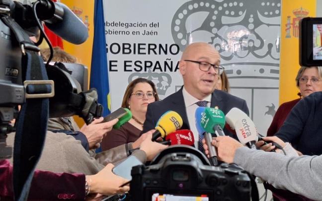 Manuel Fernández atendiendo a las preguntas de los periodistas