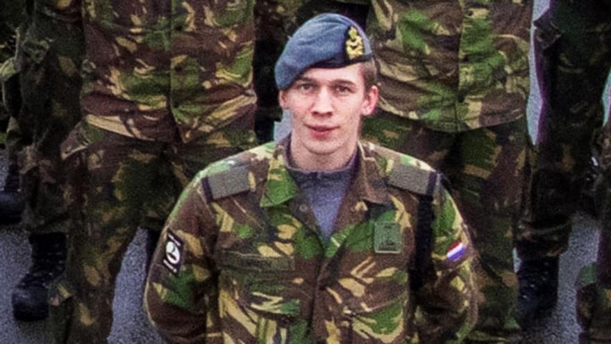 Bart Lemmen, con el uniforme de militar.