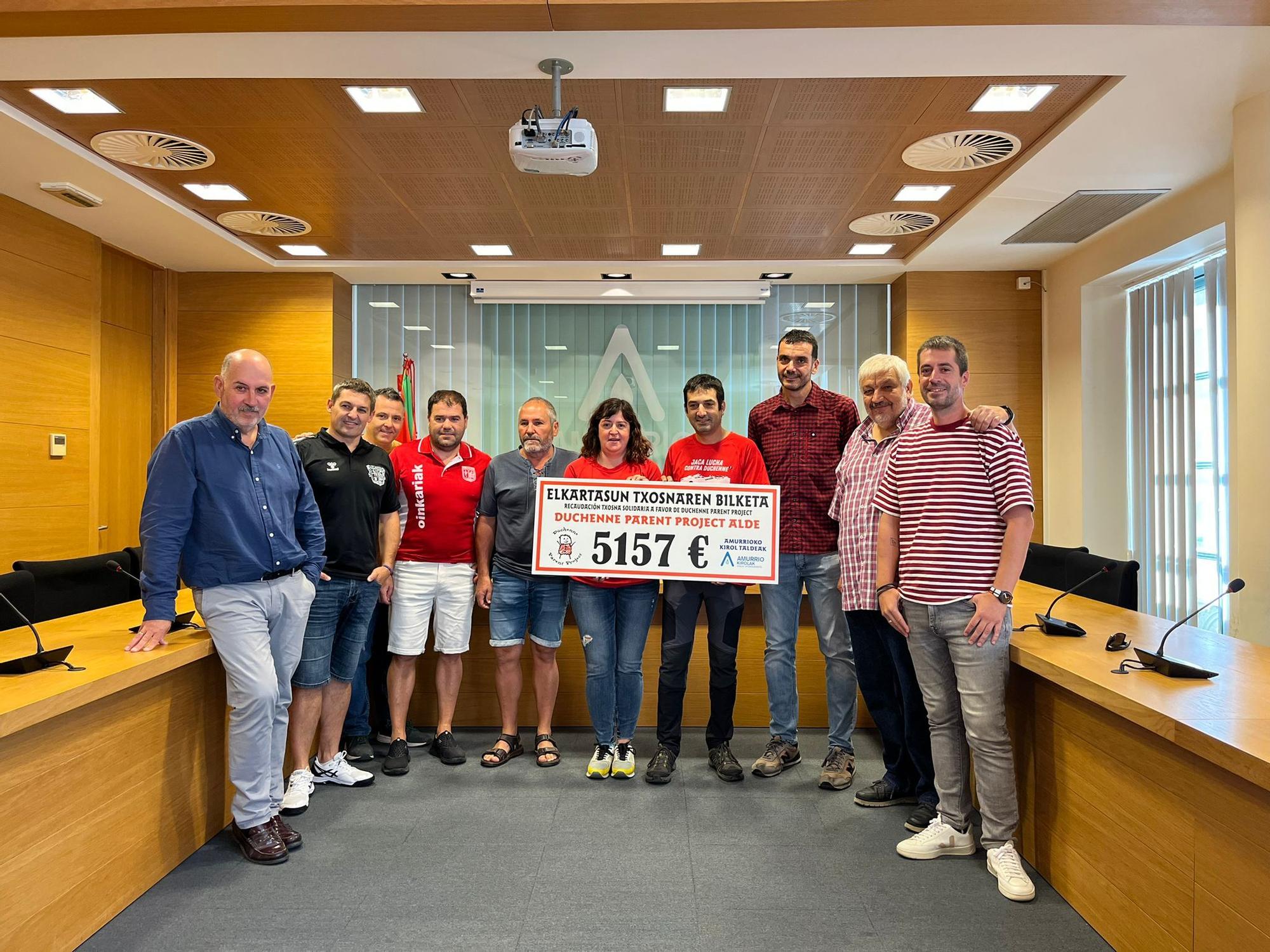Momento de la entrega del cheque txosna solidaria a la asociación Duchenne en Ayuntamiento de Amurrio 29 septiembre 2023