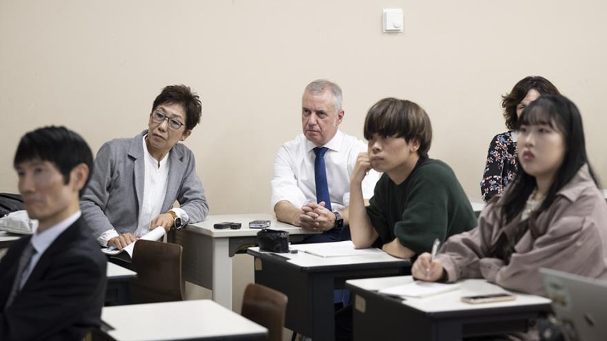 Urkullu participa en un encuentro con estudiantes japoneses que aprenden euskera y cultura vasca