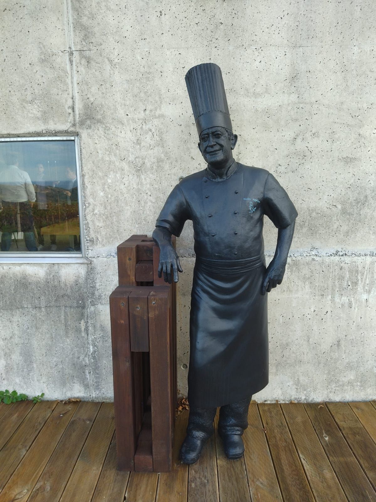 La estatua de Karlos Arguiñano ubicada en la entrada.