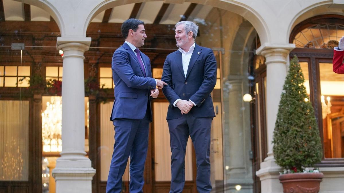 El lehendakari, Imanol Pradales (i), se reúne con el presidente de Canarias, Fernando Clavijo (d), en Ajuria Enea, 2024.